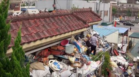 ACUMULA TONELADAS DE BASURA PARA DEJARLE COMO HERENCIA AL HIJO